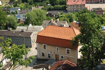 Gotycka baszta zamkowa z XIV w. adoptowana na Miejsko-Gminną Bibliotekę Publiczną