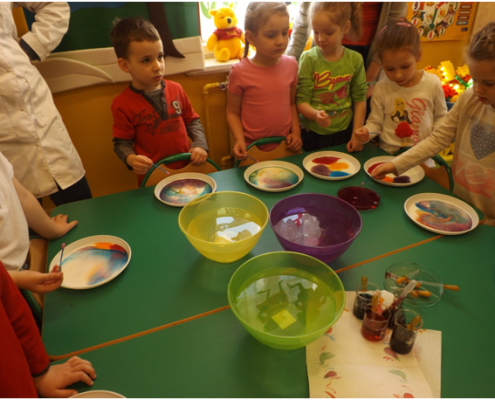 Zajęcia dla dzieci  z Przedszkola w Burkacie – jak działa płyn do mycia naczyń