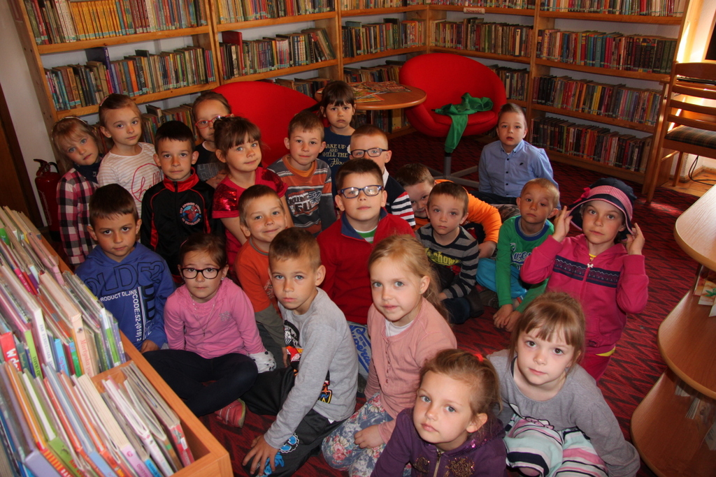 Grupa 0B w czasie zajęć Aktywnie i kreatyenie w bibliotece