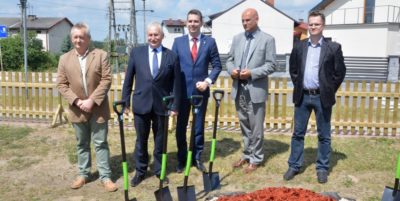 Symboliczne wbicie łopaty pod budowę nowego ronda