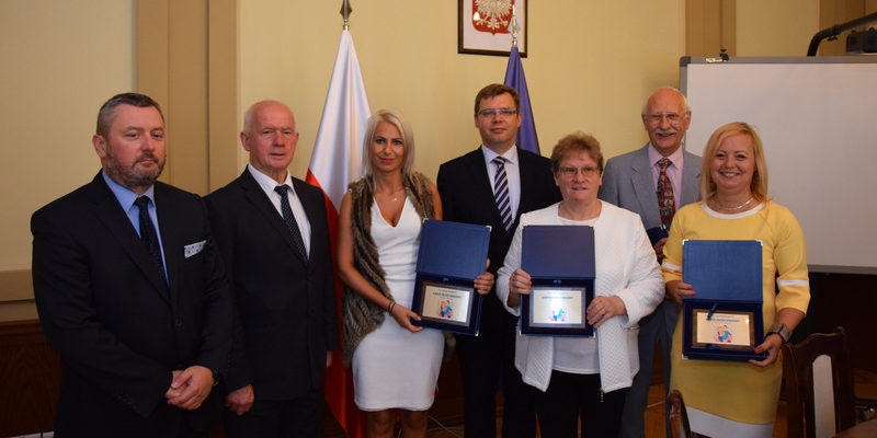 Nowi partnerzy Programu Karta Dużej Rodziny podpisali umowy  z wojewodą warmińsko-mazurskim Arturem Chojeckim