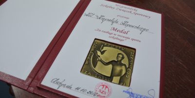 Odznaczenie za zasługi dla sportu szkolnego dla dyrektora lidzbarskiego MOSiRu