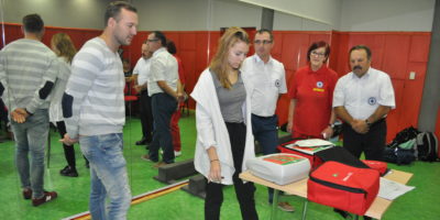 Defibrylator na hali sportowej