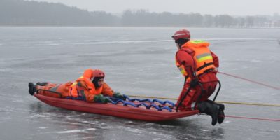 Ćwiczenia strażackie na lodzie