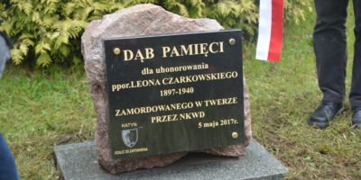 Dąb Pamięci ku czci  ppor. Leona Czarkowskiego w Kiełpinach