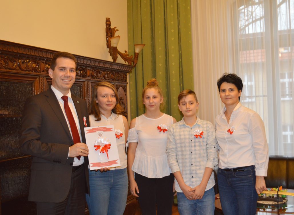 Przekazanie kotylionu SP 1 Lidzbark