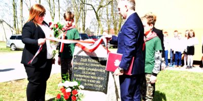 Uroczystość odsłonięcia tablicy pod Dębem Pamięci w Dłutowie poświęconej porucznik Janinie Lewandowskiej - jedynej kobiecie która zginęła w Katyniu